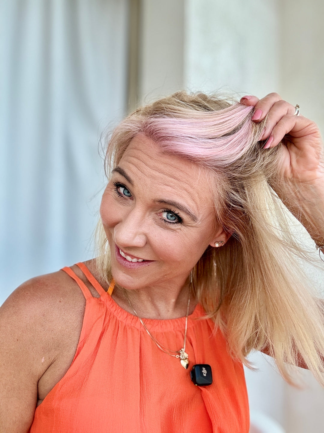 Color POP Soft Pink – pastellrosa face-framing i blondt hår